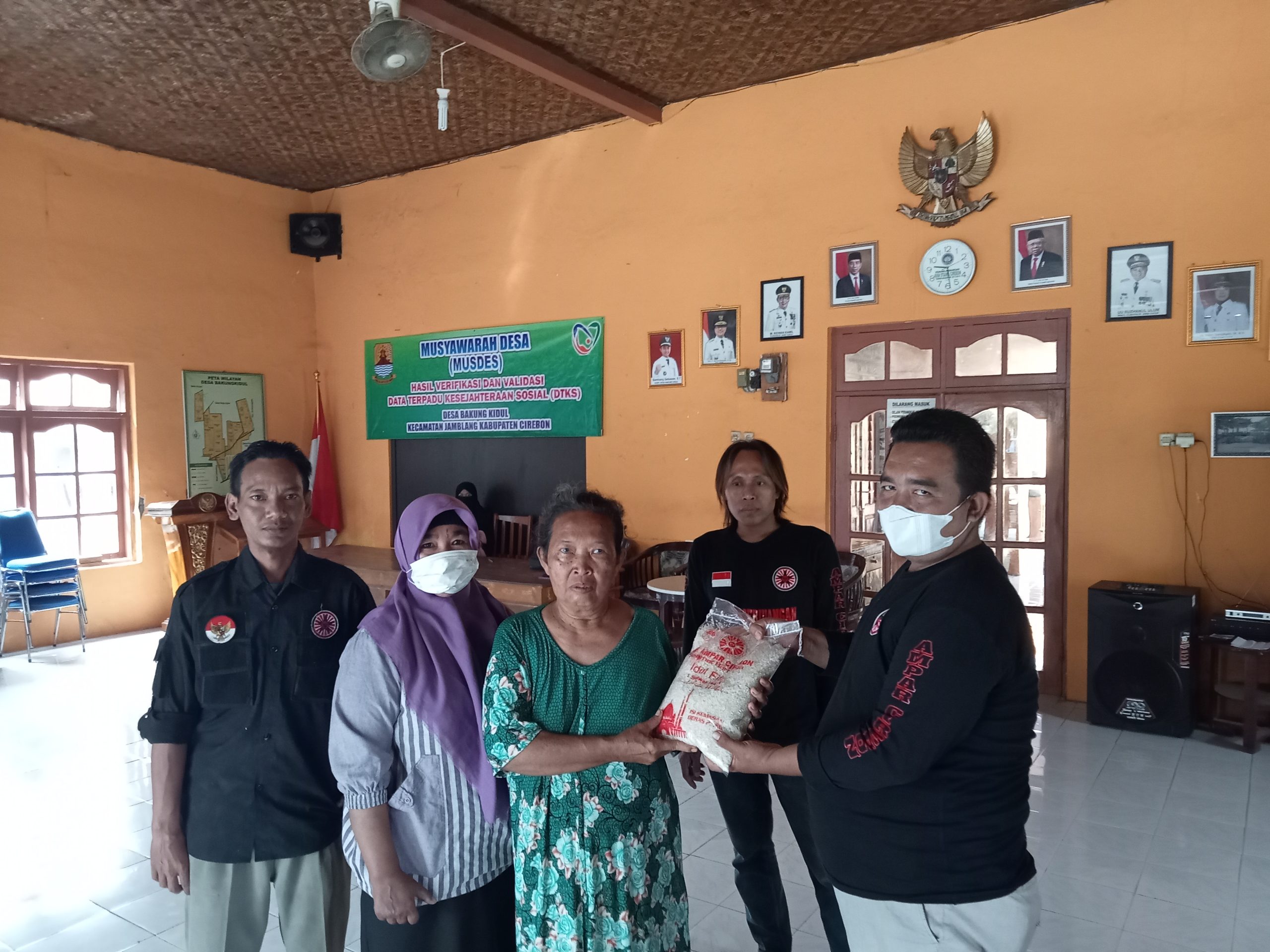 LSM AMPAR Cirebon Berbagi 2500 Kg Beras Menjelang Idul Fitri 1443 Hijriah