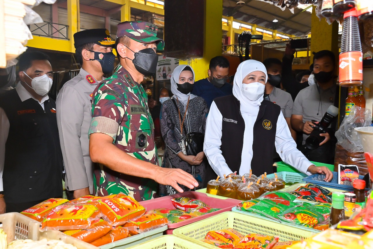 Pangdam V / Brawijaya Bersama Forkopimda Jatim Cek Harga Minyak Goreng di Pasar Tradisional