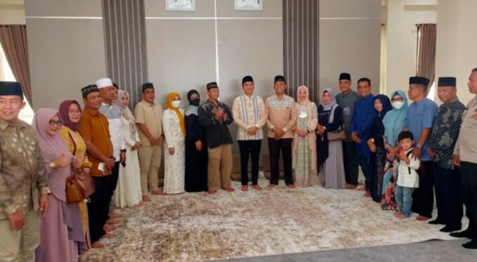 Hari Raya Idul Fitri 1443 H, Bupati OI Melakukan Silaturahmi Bersama Pejabat dan Masyarakat