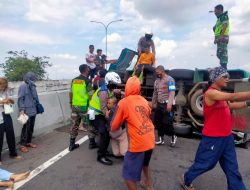 Polri Bersama Petugas Pos Terpadu Exit Tol Pejagan Evakuasi Korban Laka Lantas di KM 451 Tol Pejagan Brebes