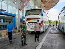 Pengamanan Arus Balik Mudik H+5 Lebaran Koramil 06/Cakung Bersama Tiga Pilar Amankan Terminal Bus Pulogebang