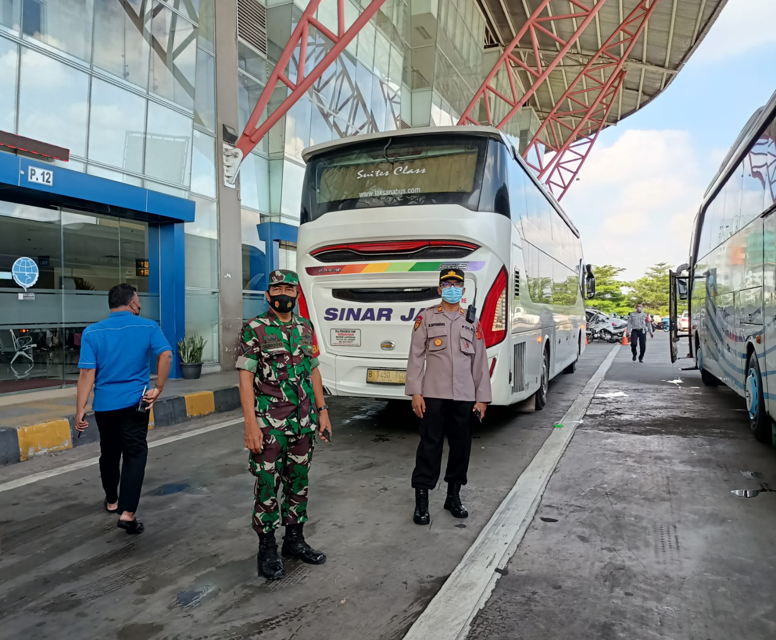 Pengamanan Arus Balik Mudik H+5 Lebaran Koramil 06/Cakung Bersama Tiga Pilar Amankan Terminal Bus Pulogebang