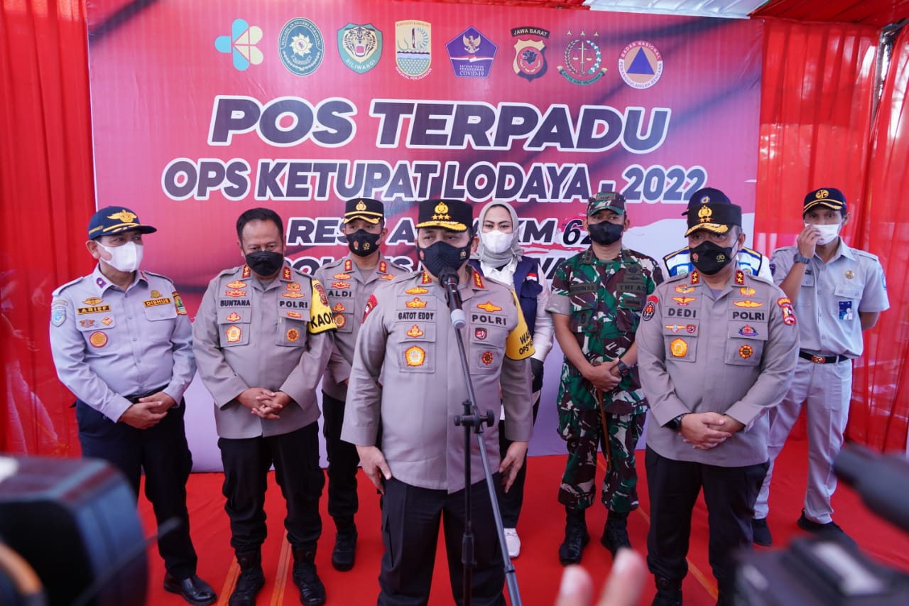 Wakapolri Tinjau Lokasi Pos Pam KM 62 B Kab Karawang Dalam Rangka Pengamanan Arus Balik Lebaran 2022