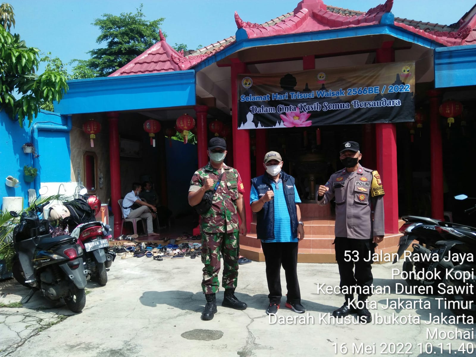 Berikan Rasa Aman, Babinsa Bersama Polsek Duren Sawit Giat Pengamanan Hari Raya Trisuci Waisak 2566 BE di Vihara Mudhita Pondok Kopi