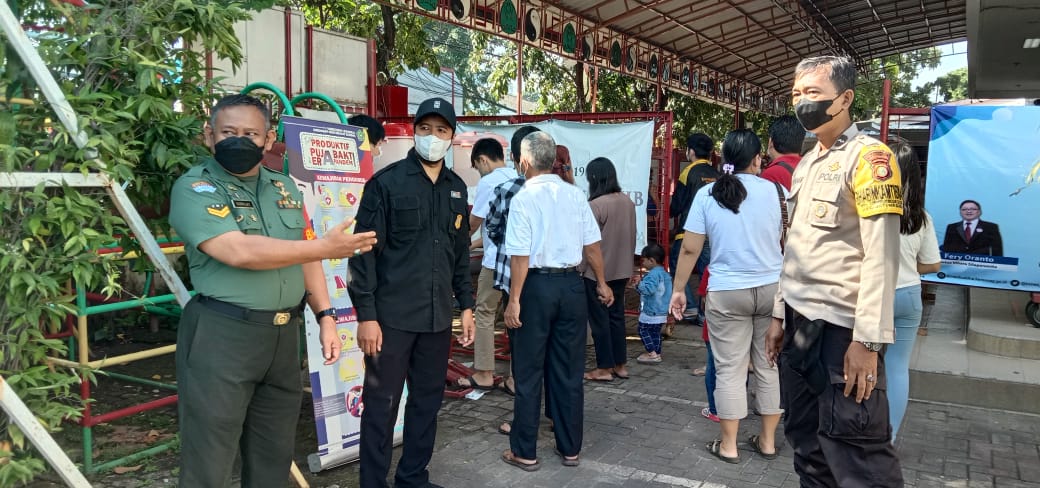 Babinsa dan Tiga Pilar Cipinang Besar Selatan Lakukan Pengamanan Hari Waisak Imlek 2566 BE di Vihara Silaparamita