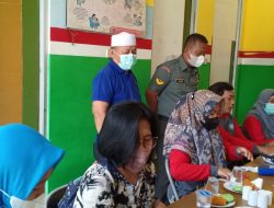 Tingkatkan Kesehatan Balita, Babinsa Koramil 06/Cakung Bantu Giat Posyandu