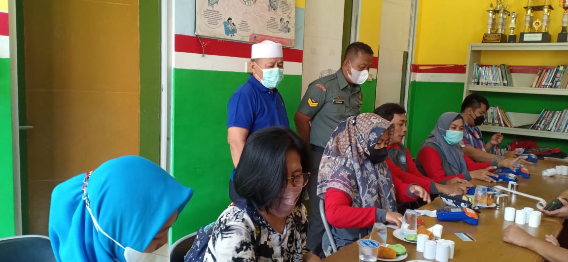 Tingkatkan Kesehatan Balita, Babinsa Koramil 06/Cakung Bantu Giat Posyandu