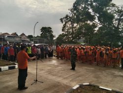 Babinsa Koramil 01/Jatinegara Bantu Pembersihan Rusun Cibesut Untuk Relokasi Korban Kebakaran