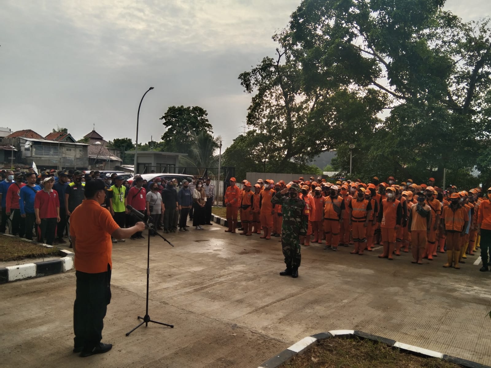 Babinsa Koramil 01/Jatinegara Bantu Pembersihan Rusun Cibesut Untuk Relokasi Korban Kebakaran