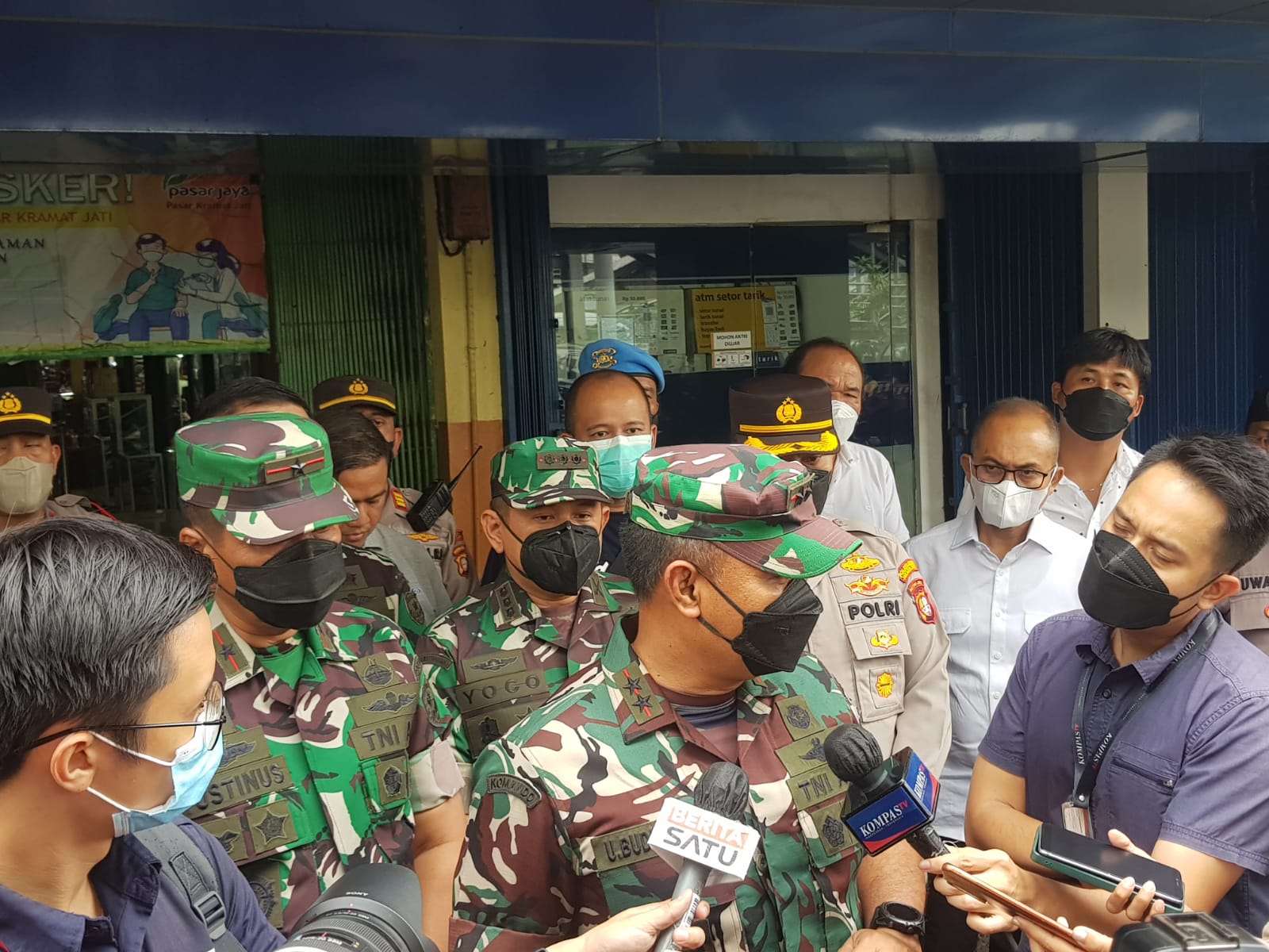 Dandim dan Kapolres Metro Jakarta Timur Dampingi Giat Kunjungan Pangdam Jaya Ke Pasar PD Jaya Kramatjati