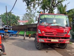 Kontainer Arang Terguling Akibat Tanah Ambles