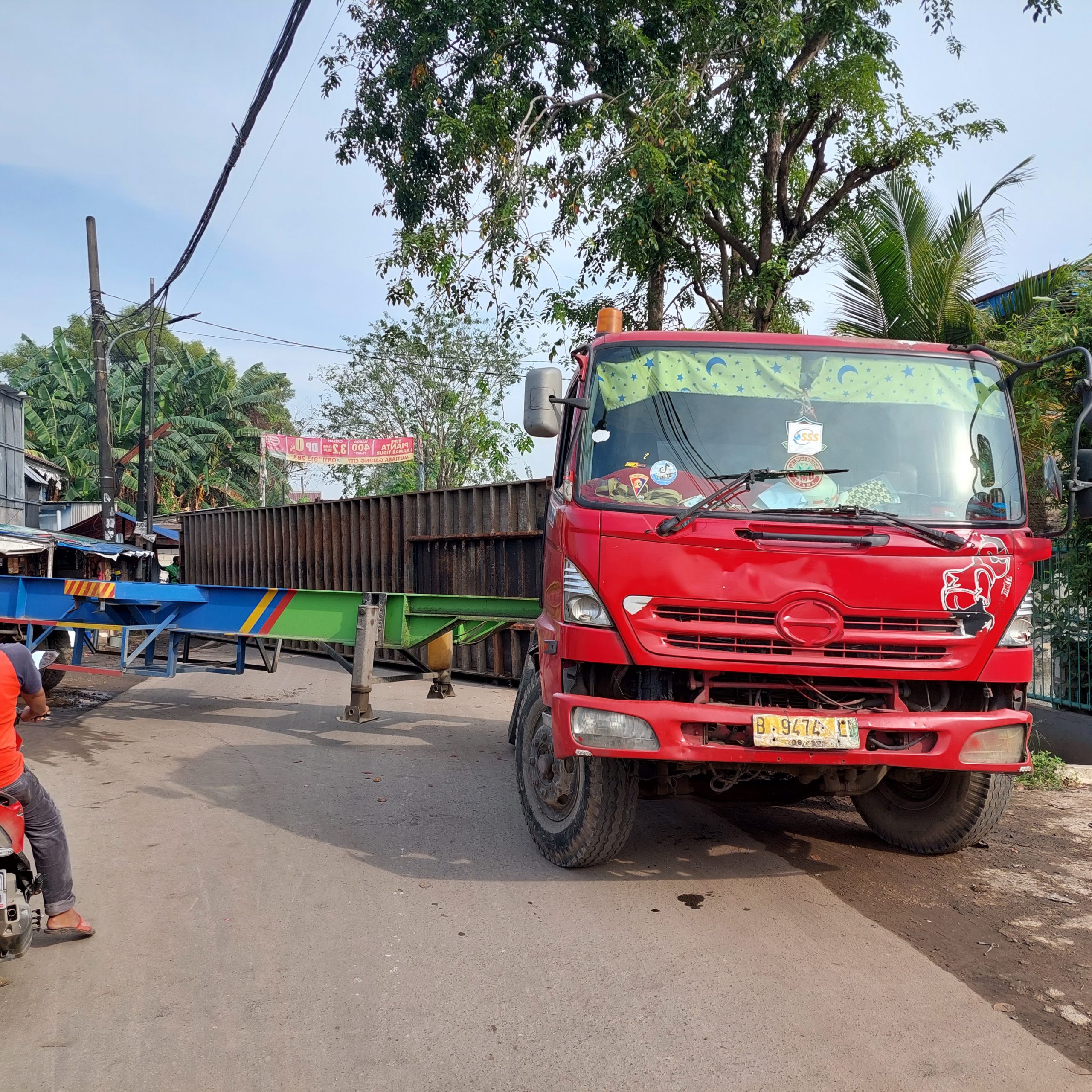 Kontainer Arang Terguling Akibat Tanah Ambles