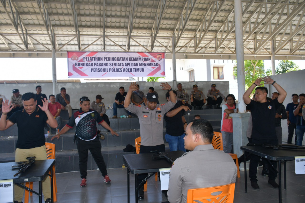 Puluhan Personel Polres Aceh Timur Adu Kecepatan Bongkar Pasang Senjata