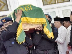 Masyarakat dan Ratusan Pelajar Iringi Jenazah Eril Menuju Permakaman Keluarga