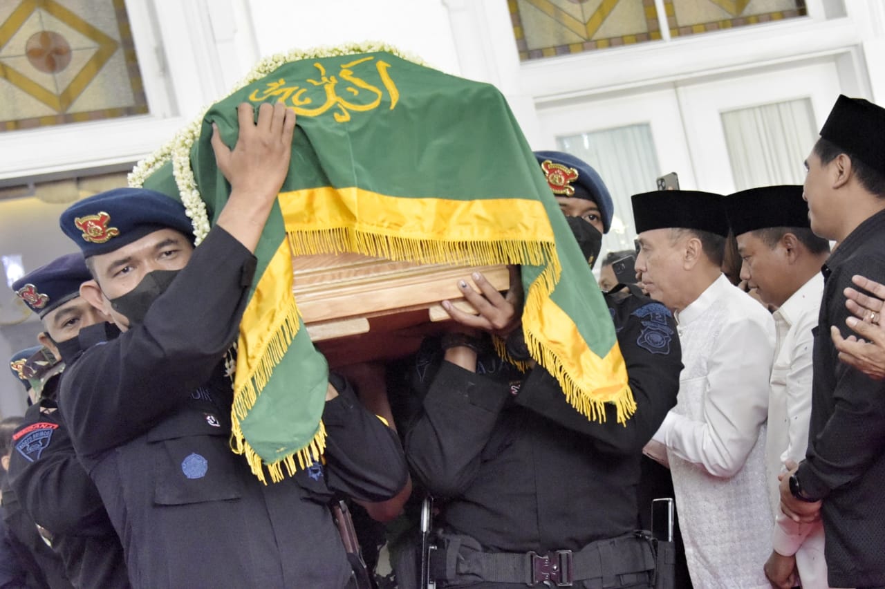 Masyarakat dan Ratusan Pelajar Iringi Jenazah Eril Menuju Permakaman Keluarga