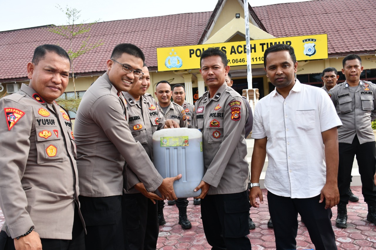 Polres Aceh Timur Serahkan Eco Enzime Nusantara Kepada Bhabinkamtibmas