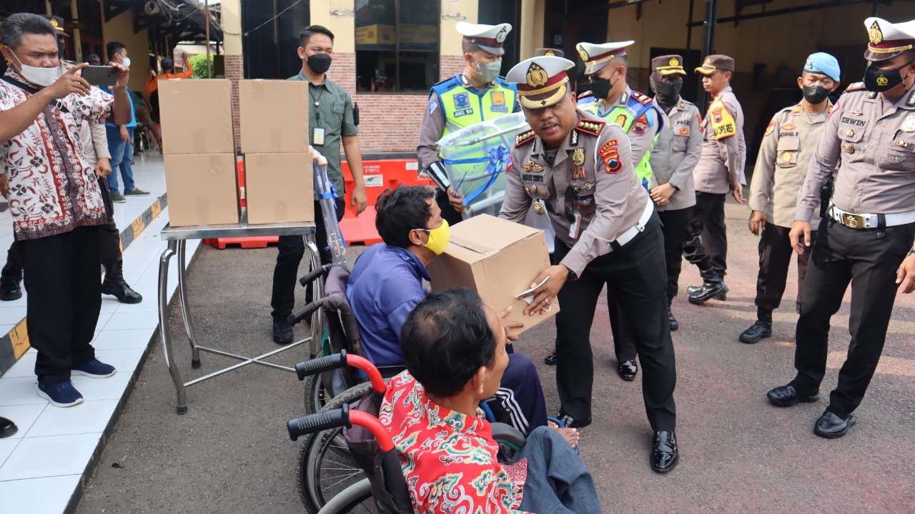 Memperingati HUT Ke 76 Bhayangkara, Polres Tegal Menggelar Baksos Pada Kaum Difabel Di Mapolres Tegal