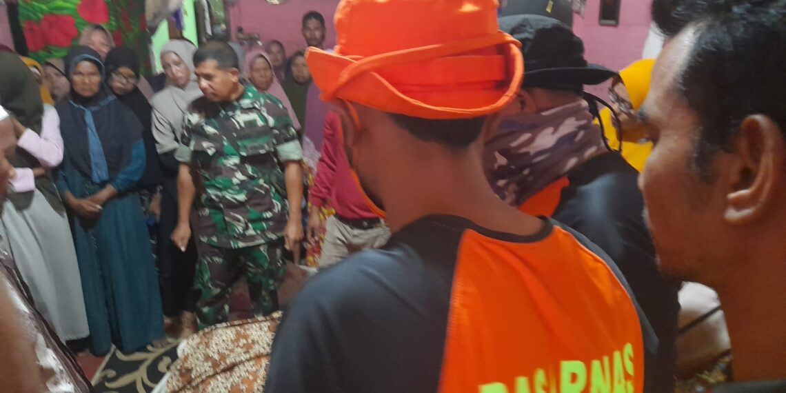 Serka Anwar Fuadi Bantu Evakuasi Nelayan Hilang Terjatuh Saat Menebar Jaring Jala Dilaut