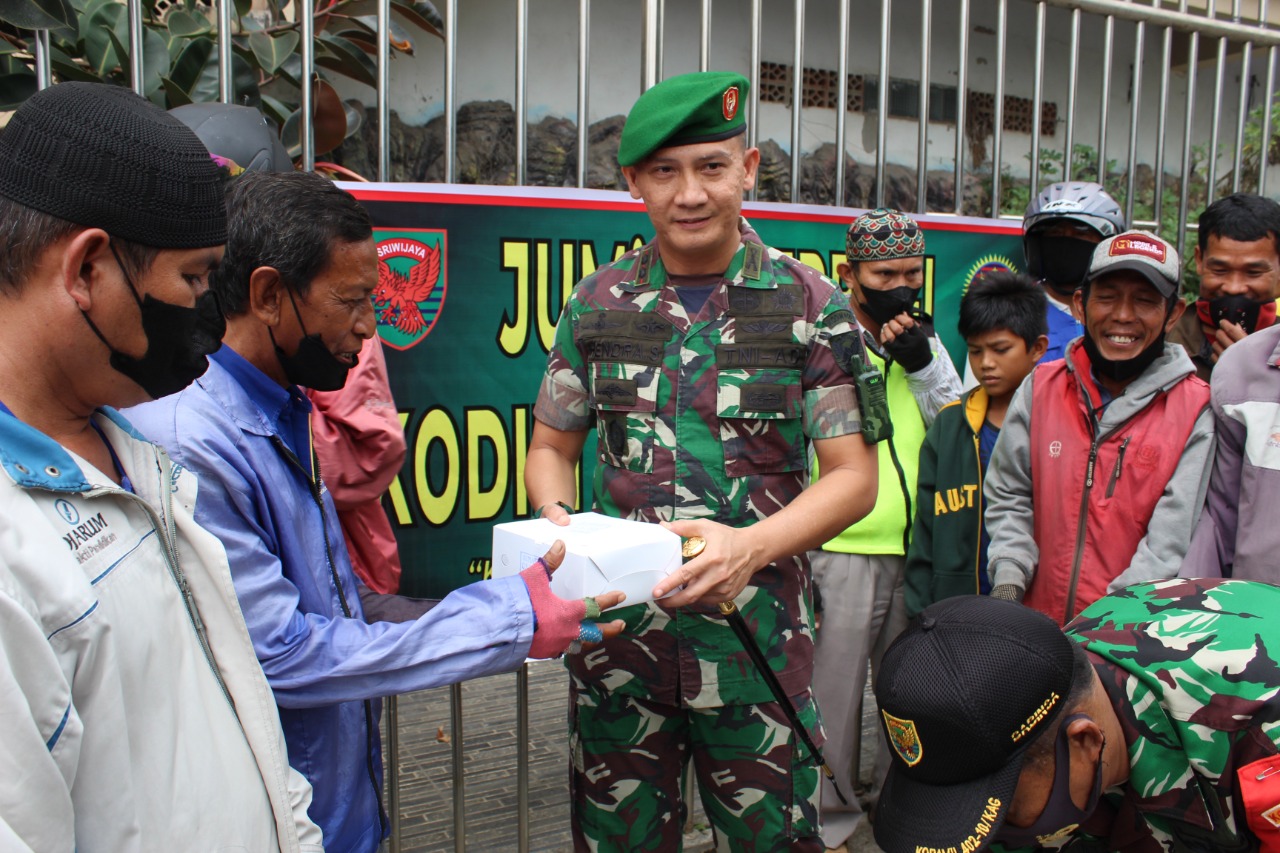 Kodim 0402/OKI Gelar Jumat Berkah Berbagi Ratusan Nasi Kotak