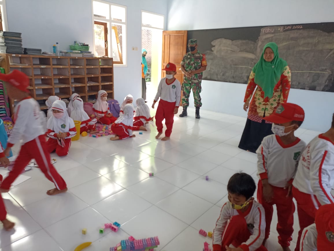 Peduli Kesehatan Dan Pendidikan, Babinsa Koramil Tipe B 0808/12 Wlingi Pantau PTM Di Wilayah Binaannya