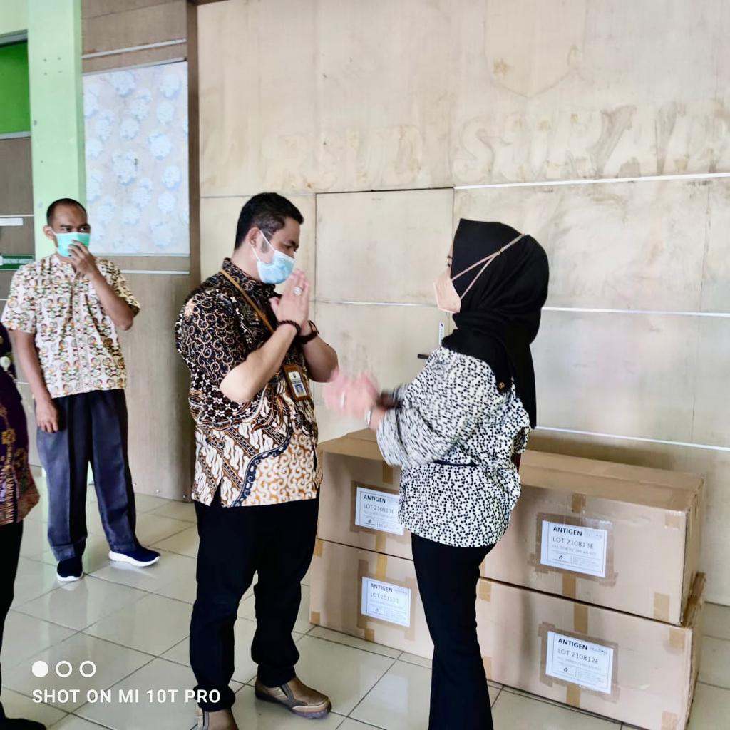 Dewi Aryani Berikan Bantuan 4000 Alat Test Antigen Ke RSUD Suradadi Tegal