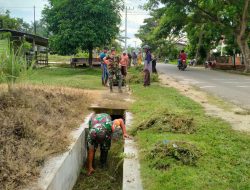 Babinsa Idi Rayeuk Bekerja Bakti Bersama Masyarakat Membersihkan Lingkungan Gampong