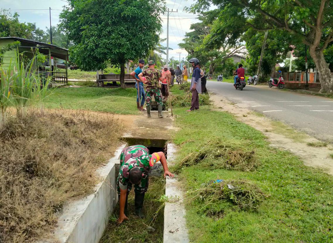 Babinsa Idi Rayeuk Bekerja Bakti Bersama Masyarakat Membersihkan Lingkungan Gampong