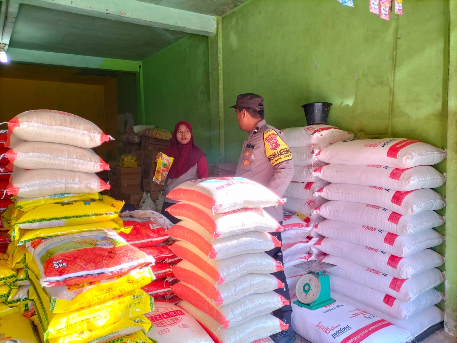 Persiapkan Idul Adha Polsek Tabir Monitor Sembako diPasar Tradisional.