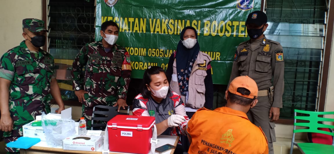 Tingkatkan Imunitas Kesehatan Warga Cipinang Cempedak, Koramil 01/Jatinegara Gelar Vaksin Booster