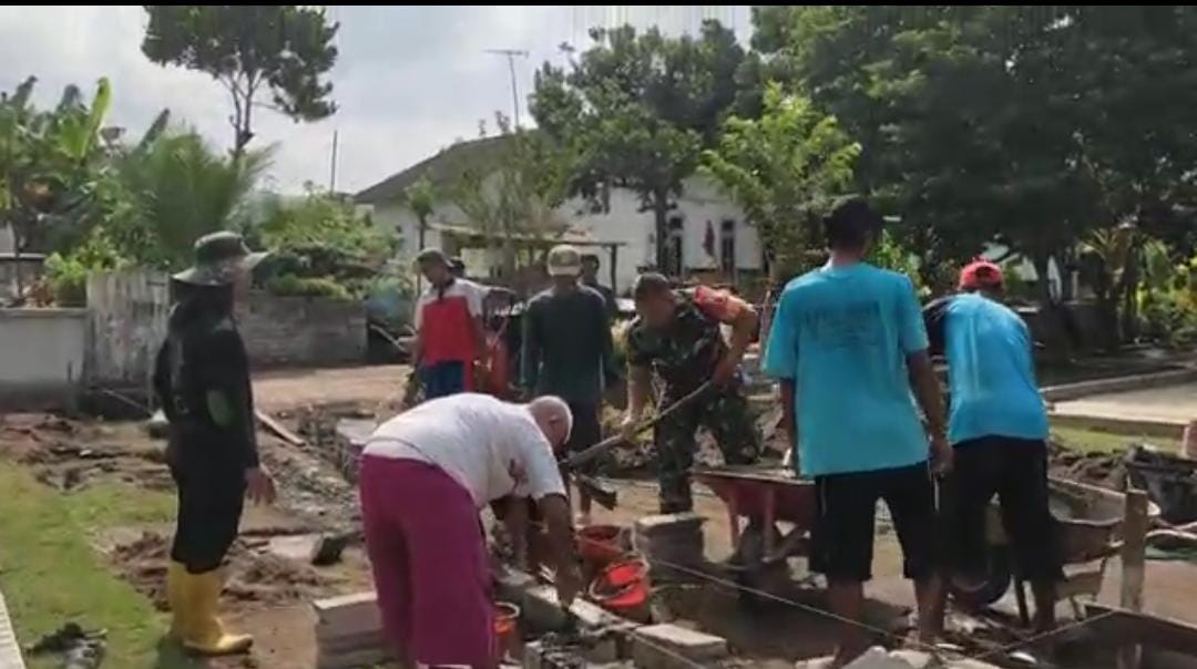 Wujud Kemanunggalan TNI Dengan Rakyat, Babinsa Koramil Tipe B 0808/06 Srengat Gelar Kerja Bakti Bersama