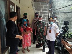 Danramil 01/Jatinegara Bersama Tiga Pilar Berikan Bantuan Penambah Gizi Anak Stunting