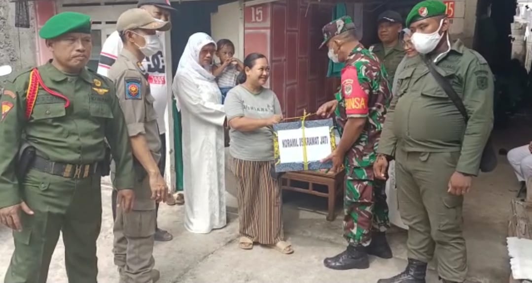 Peduli Warga Beresiko Stunting, Babinsa Bersama RT dan Mitra Beri Bantuan Sembako