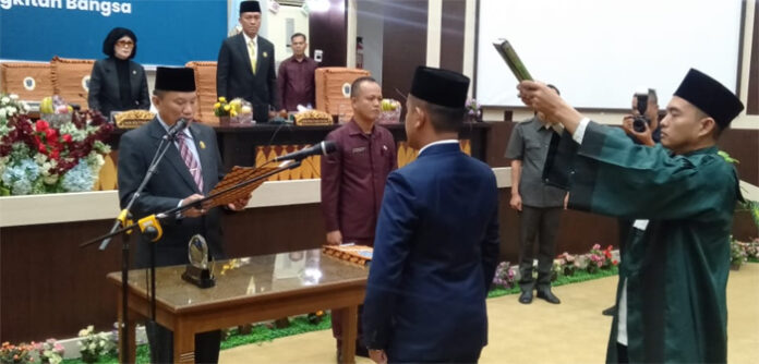 Ketua DPRD OKI Abdiyanto, SH, MH Resmi Melantik Fajar Yahya Sebagai PAW Anggota DPRD OKI | Dinasti News.