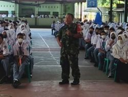 Tanamkan Rasa Cinta Tanah Air Babinsa Srengat Berikan Materi Wasbang Kepada Siswa Siswi SMAN 1 Srengat