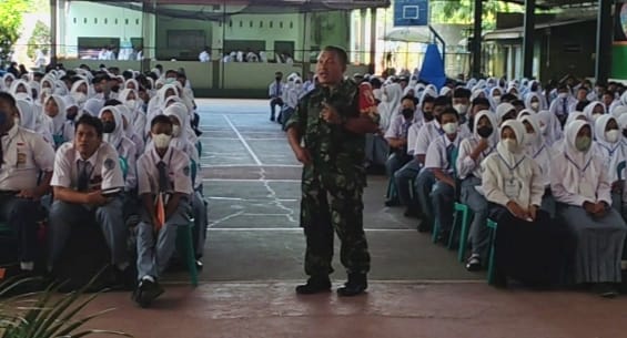 Tanamkan Rasa Cinta Tanah Air Babinsa Srengat Berikan Materi Wasbang Kepada Siswa Siswi SMAN 1 Srengat