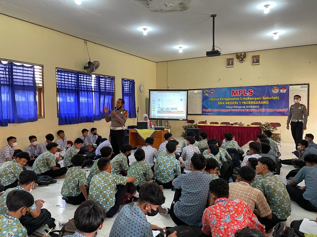 Satlantas Polres Tegal Menjadi Narasumber Kegiatan MPLS Di SMAN 1 Pagerbarang, Jungjung Tinggi Etika Berlalu Lintas