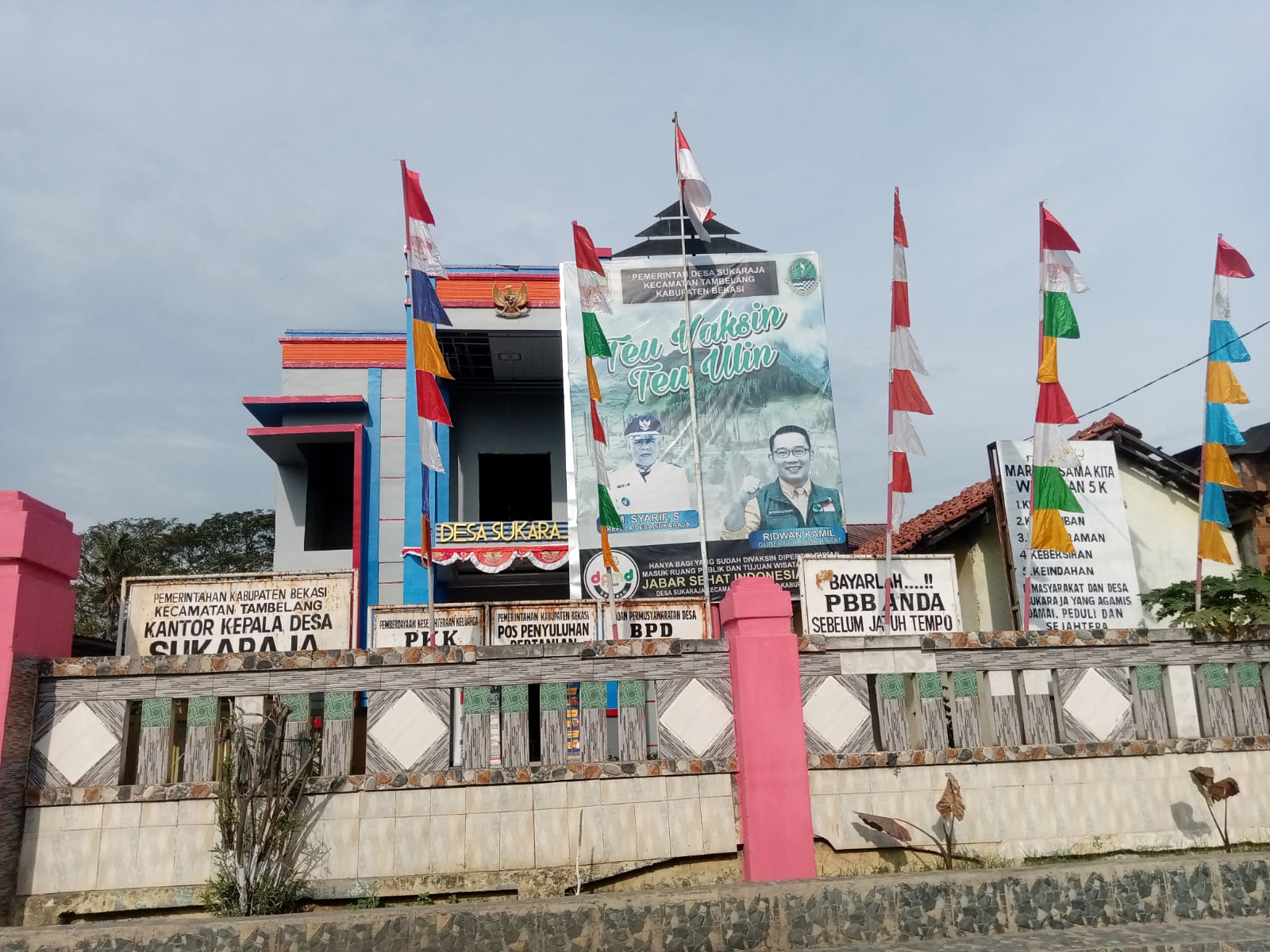 Menyambut HUT RI Ke-77 Pemdes Sukaraja Pasang Bendera Merah Putih dan Umbul-Umbul