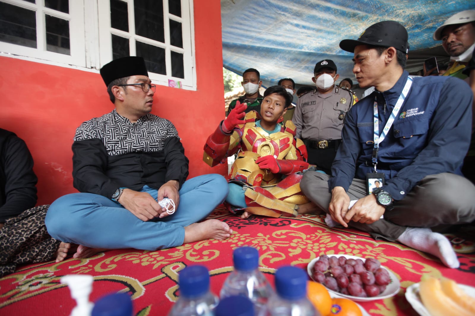 Ridwan Kamil Bertemu Ironman Asal Cirebon : Pengamen yang menolong korban kecelakaan di Cibubur