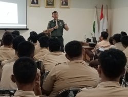 Tumbuhkan Cinta Tanah Air Siswa SMK Ristek Kikin, Danramil 06/Cakung Berikan Materi Wasbang dan Sosialisasi Salam Pancasila