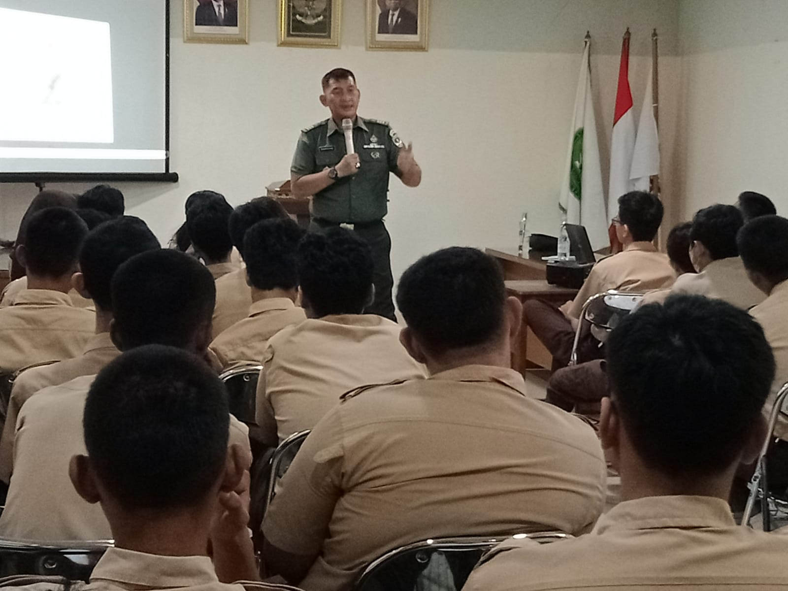 Tumbuhkan Cinta Tanah Air Siswa SMK Ristek Kikin, Danramil 06/Cakung Berikan Materi Wasbang dan Sosialisasi Salam Pancasila