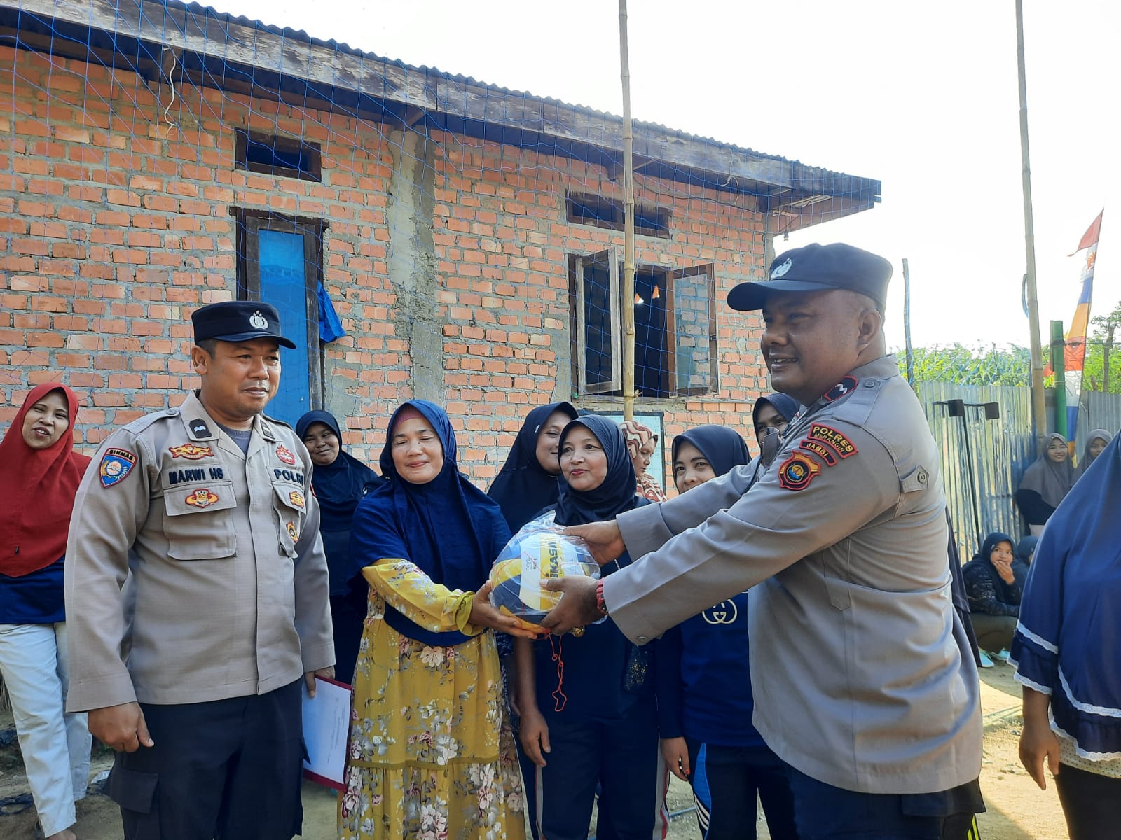 Satbinmas Serahkan Sarana Olahraga pada Warga RT 38 Lingkungan Talang Kawo,Dusun Bangko.