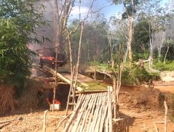 Polsek Air Hitam Bakar Peralatan Dompeng di Lokasi Desa Jernih.