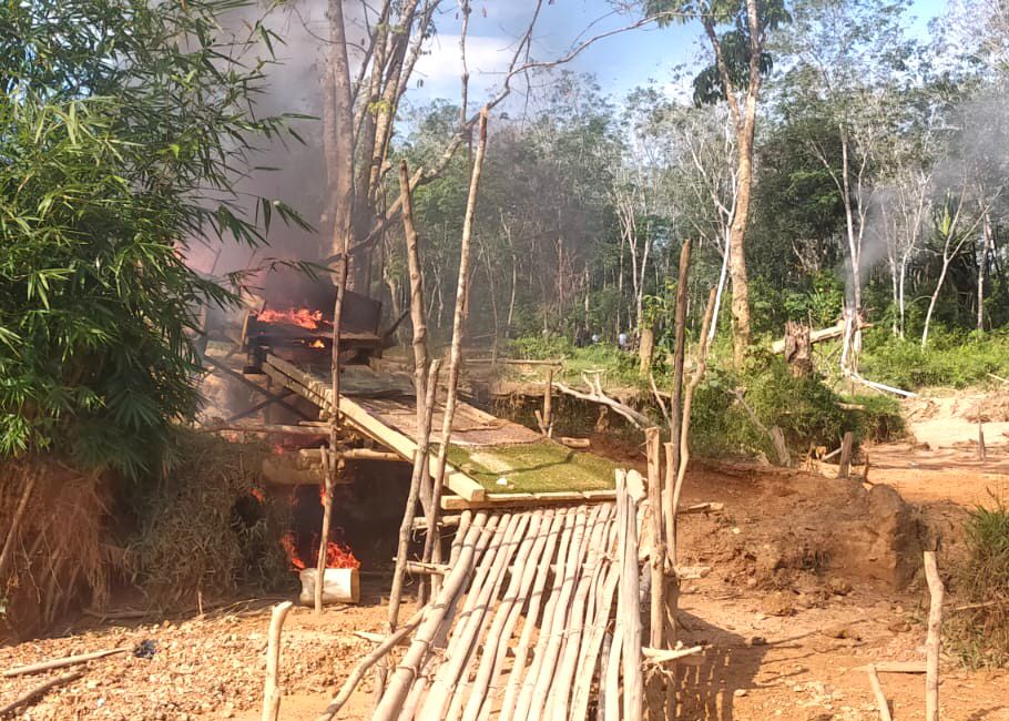 Polsek Air Hitam Bakar Peralatan Dompeng di Lokasi Desa Jernih.