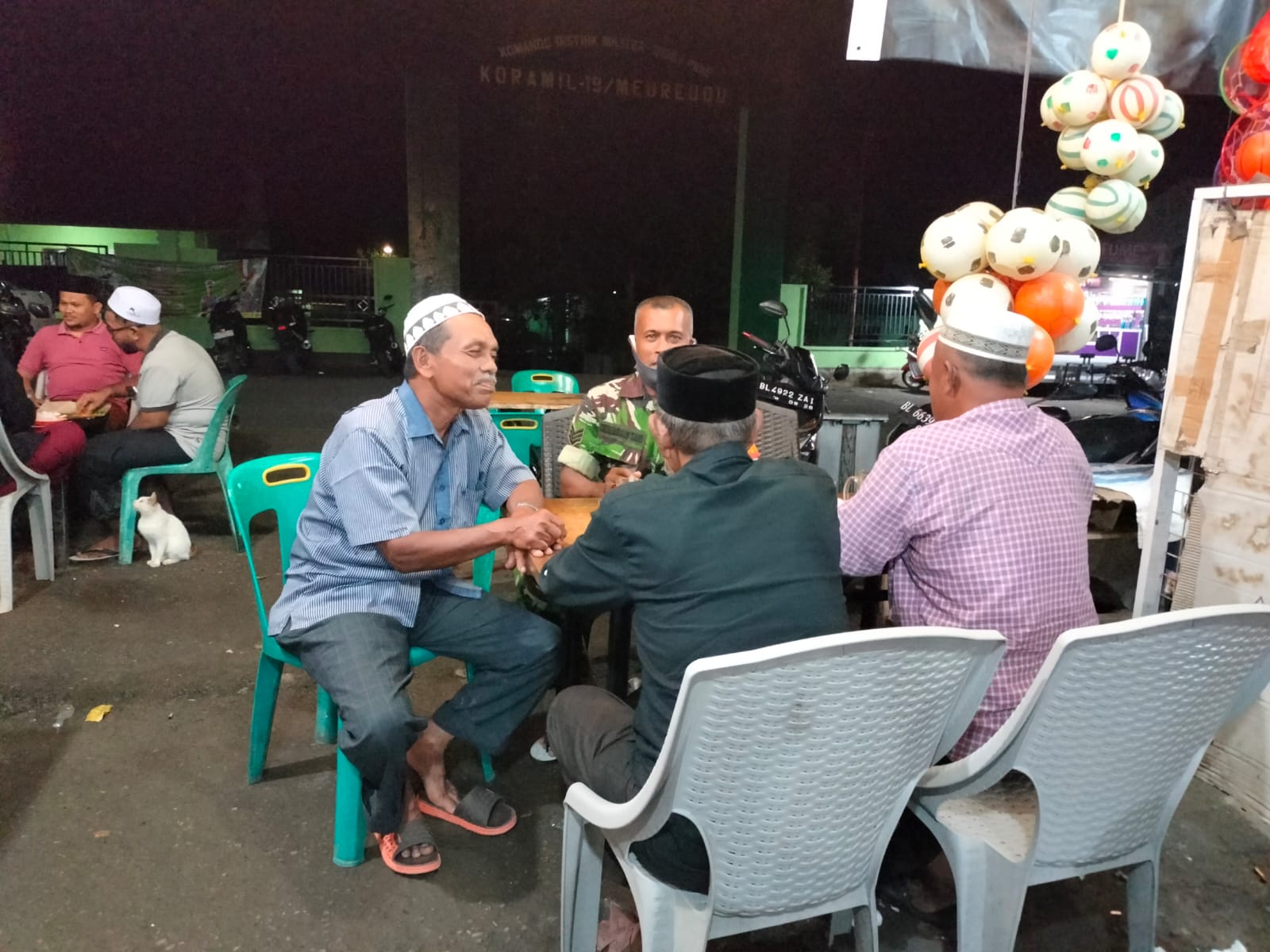 Babinsa Meureudu Manfaatkan Warung Kopi Guna Komunikasi Sosial (Komsos) Dengan Tokoh Masyarakat