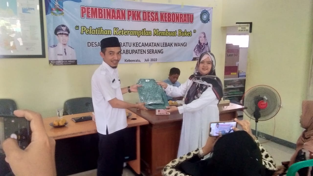 Kantor Desa Kebon Ratu Gelar Pembinaan PKK Desa dan Penyerahan Seragam