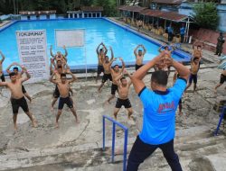 Prajurit Lanal Dumai Laksanakan Uji Ketangkasan Berenang Jarak 50 Meter