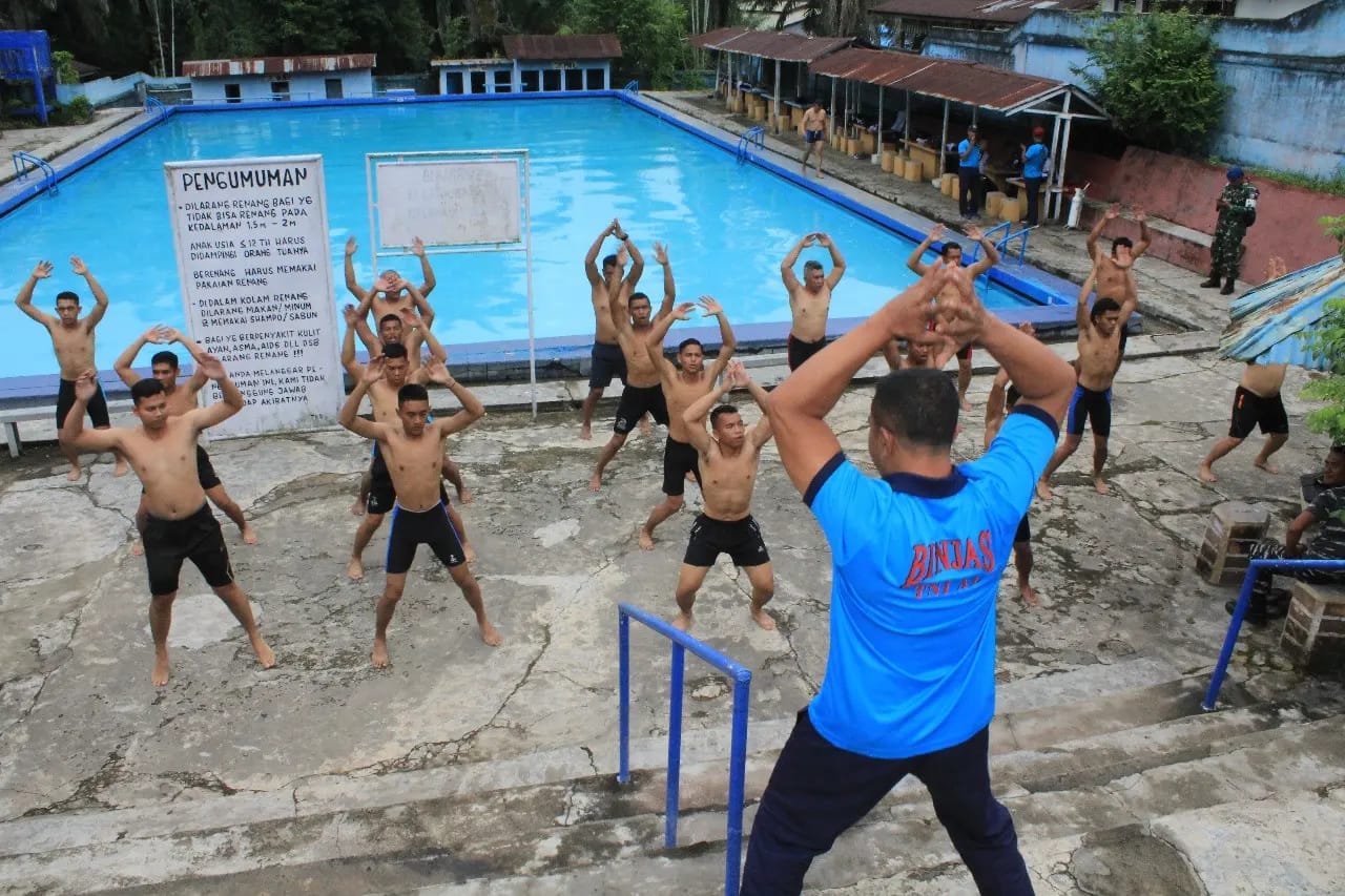 Prajurit Lanal Dumai Laksanakan Uji Ketangkasan Berenang Jarak 50 Meter