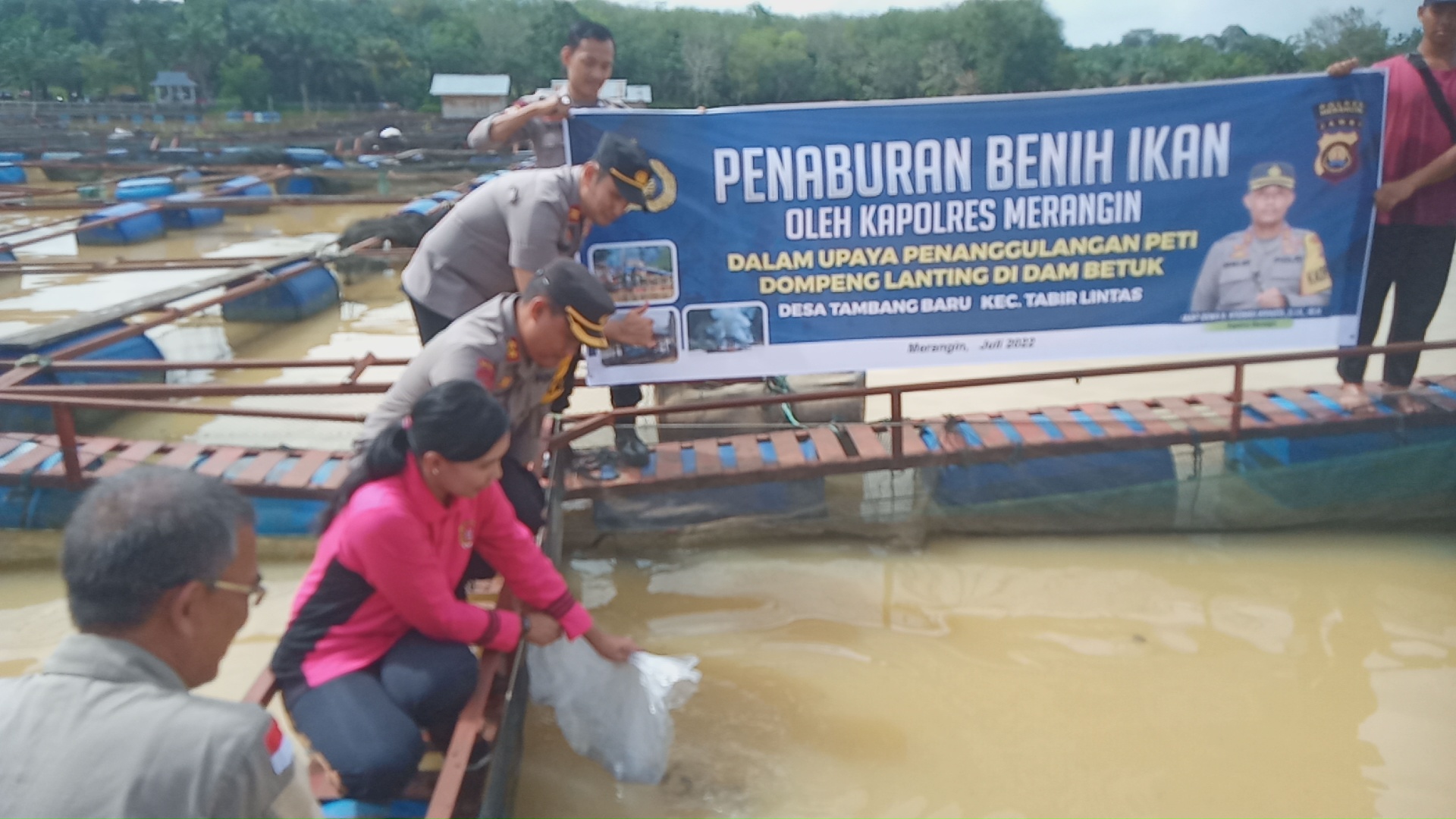 Kapolres Merangin Bersama Kadis Perikanan Merangin Laksanakan Tabur Benih Ikan diDam Betuk