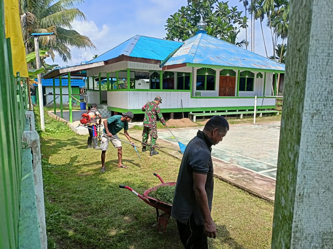 Bareng Warga, Babinsa Mamberamo Hilir Bersih – Bersih Rumah Ibadah