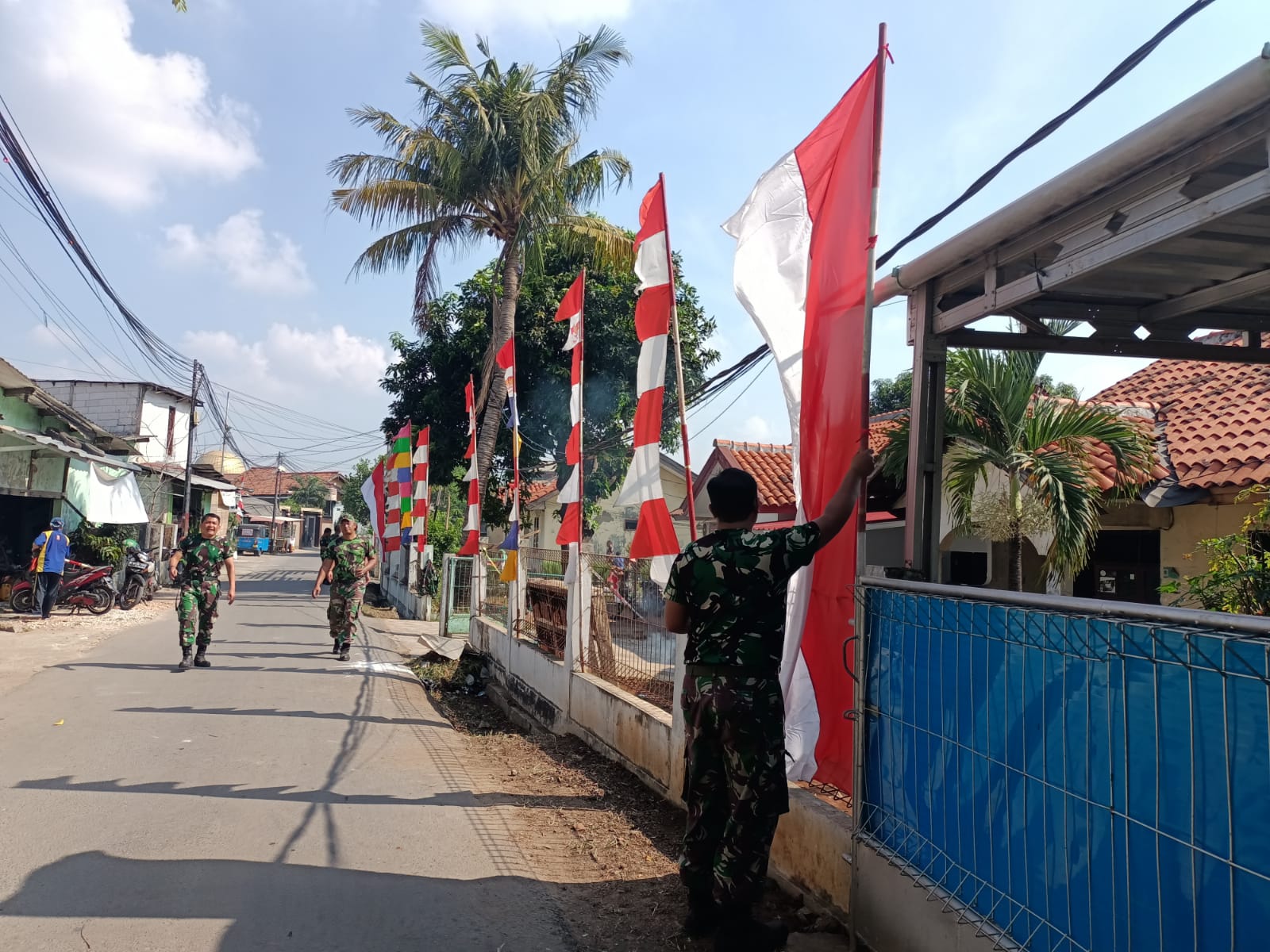 Meriahkan HUT RI Ke 77, Anggota Kodim 0505/JT Pasang Umbul-Umbul dan Bendera Merah Putih